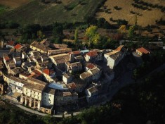 Il borgo di Castellalto nella valle del Tordino