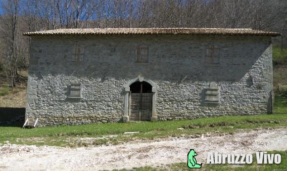 Arischia (AQ). Il Casale Cappelli, restaurato di recente, rappresentava il centro delle attività agro-pastorali dei Marchesi Cappelli nella Val Chiarino.