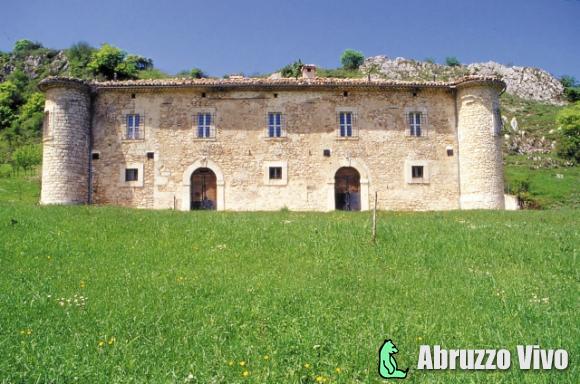 Palena (CH). Nel luogo dove sorge la bella masseria La Castelletta si trovava il centro medioevale di Castello Alberico.