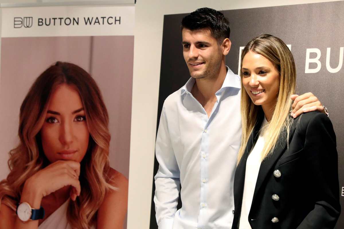 alvaro morata e alice in posa davanti a un backdrop