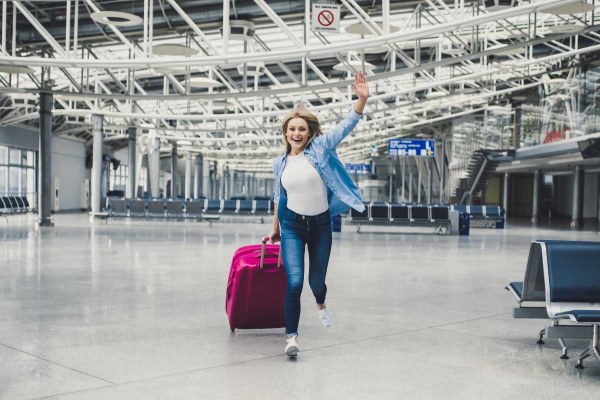 Donna corre in aeroporto