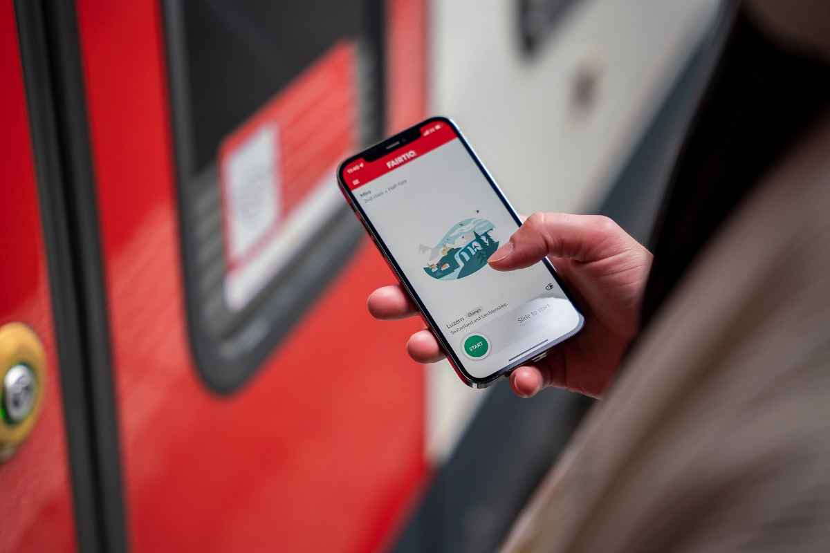 Donna con lo smartphone in mano