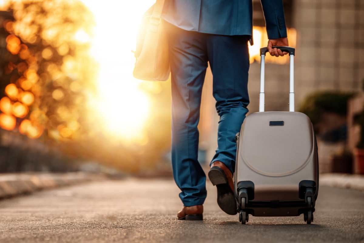 Persona con la valigia